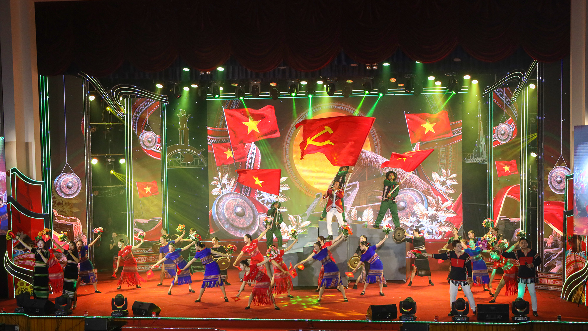 Các tiết mục nghệ thuật được dàn dựng công phu tái hiện lại chiến thắng Buôn Ma Thuột lịch sử 51 năm về trước.